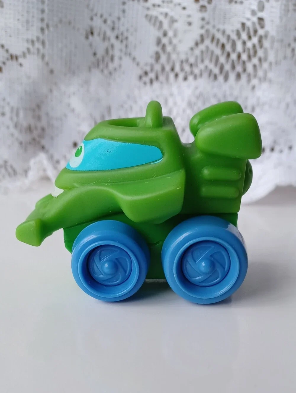 (2) PLAYSKOOL/TONKA/HASBRO WHEEL PALS CHUCK & FRIENDS GREEN RACER & BLUE CAR